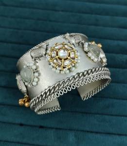 Bracelet manchette traditionnel indien de qualité supérieure, idéal pour les tenues ethniques et occidentales, parfait pour les occasions festives comme le Navratri. - Product Image 4