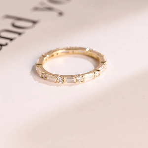 Bague large en or blanc 14 carats avec diamants baguette et ronds cultivés en laboratoire - Product Image 4
