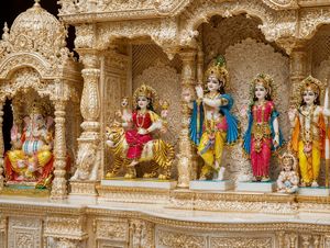 Altar de Madera Blanco de Gran Tamaño para Templo Iskcon, Exportaciones DST de EE. UU., Mandirs Grandes Personalizados con Tallado Dorado y Almacenamiento, Pooja Ghar - Product Image 3