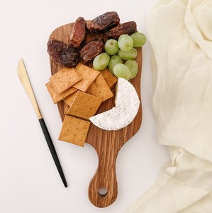Tabla de cortar de madera hecha de madera noble de primera calidad que ofrece un rendimiento duradero en cocinas domésticas en todo el mundo. - Product Image 1