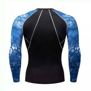 Camiseta de Compresión Deportiva para Hombre, Manga Larga, Negra con Patrón de Hielo Agrietado Azul, para Gimnasio y Entrenamiento - Product Image 3