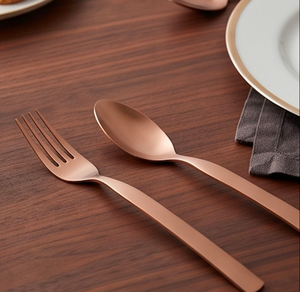 Juego de cubiertos de oro rosa mate, diseño minimalista, metal resistente al óxido, perfecto para bodas. - Product Image 4