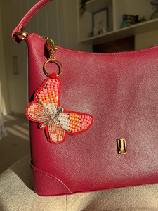 Llavero de Mariposa Hecho a Mano con Cuentas y Bordado de Lentejuelas, Accesorio Clásico Ecológico para Aficionados al Deporte - Product Image 4