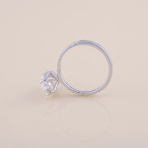 Anillo de Compromiso con Diamante Cultivado en Laboratorio de Corte Marquesa de 3.59CT, Color E, Engaste de Garras, Banda Pavé, Plata de Ley 925 Sólida, Bañado en Rodio, IGI - Product Image 2