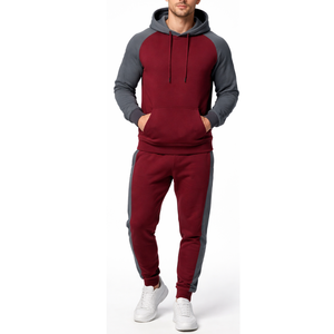Survêtement bordeaux pour homme en gros avec empiècements gris sur les jambes |   Ensemble deux pièces : sweat à capuche à manches raglan et pantalon assorti à rayures latérales - Product Image 1