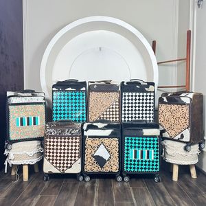 Valises de voyage de luxe en cuir de vachette à poils, à carreaux, faites à la main, style western, avec roulettes pivotantes à 360 degrés - Product Image 5