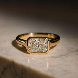 Anillo de compromiso de lujo con moissanita de corte radiante de 3 quilates engastada en bisel, chapado en oro sobre plata 925, banda ancha y gruesa, solitario de aniversario - Product Image 4