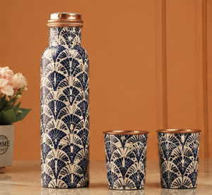 Botella de Agua de Cobre Personalizada con 2 Tazas de Cobre a Juego |   Botella de Agua de Cobre Hecha a Mano con Diseño Decorativo Azul y Blanco - Product Image 3