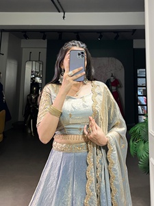 ชุดเลเฮนกาโชลีสำหรับงานแต่งงานและงานเทศกาล งานปักลายสวยงามสำหรับเจ้าสาว ขายดี มีจำหน่ายสำหรับส่งออก - Product Image 4