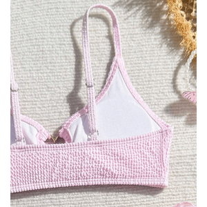 Conjunto de bikini de dos piezas con detalle en forma de corazón con incrustaciones de diamantes de imitación en el busto frontal que sirve como punto de atención lujoso. - Product Image 3