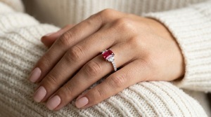 1,20 Karat Fancy Pink Smaragdschliff Halbmond Pavé Klassischer Laborgezüchteter Diamant Edelstein Verlobungsgeschenk IGI Zertifiziert OEM Maßanfertigung - Product Image 4