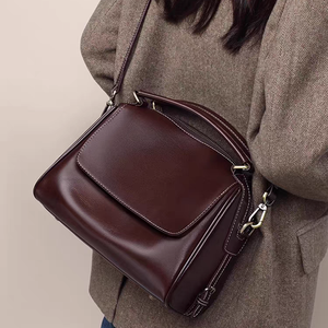 กระเป๋าถือสะพายไหล่หนังแท้ขนาดเล็กสำหรับผู้หญิง ดีไซน์เรียบหรู วินเทจ แฟชั่น ทันสมัย ใช้งานได้หลากหลาย พร้อมสายสะพายข้างและสายคล้องมือ - Product Image 2