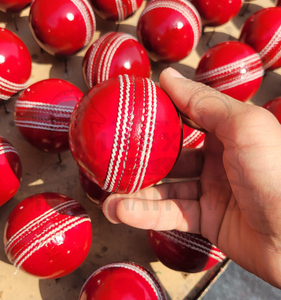 Pelota de Cricket Roja Personalizada de Alta Calidad, 4 Piezas, Hecha a Mano, OEM, Cuero IBEX HILLS IBI-CB-0009, Ambidiestra, Tejido Duro No Tejido - Product Image 1