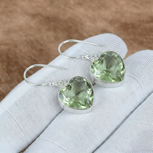 Pendientes Colgantes Hechos a Mano con Engaste de Bisel de Amatista Verde, Corte Corazón, Plata de Ley 925 Sólida para Mujer - Product Image 1