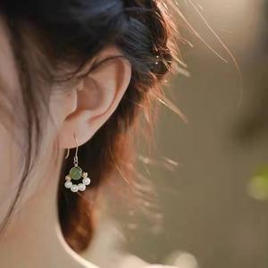 ต่างหูห้อยทรงอุ้งเท้าหมี ดีไซน์ใหม่ ยอดนิยม ชุบทอง ประดับหยกเกรด A สไตล์วินเทจแบบราชสำนัก ตะขอเกี่ยวหูเรียบง่าย ประดับมุกน้ำจืด AK - Product Image 4