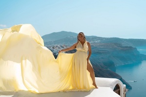 Robe longue Santorini en satin fluide, couleur bonbon, élégante, coupe trapèze, avec traîne, idéale pour les séances photo de vacances - Product Image 2