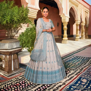 Lehenga Choli de Seda Banarasi con Delicado Tejido Floral, Borde Tradicional Ancho, Blusa Elegante y Dupatta a Juego - Product Image 2