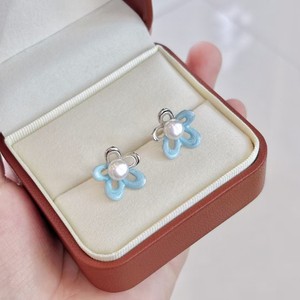 Pendientes de Plata de Ley S925 con Perla de Camelia y Flor de Estrella de Cinco Puntas con Acabado Esmaltado - Product Image 4