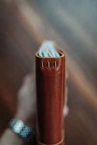 Funda de Cuero Genuino Hecha a Mano de Lujo con Logotipo Personalizado, Fabricante de Fundas para Libros, Funda para Diario Recargable, LBC-0053 - Product Image 2