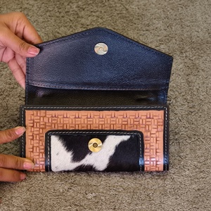 Portefeuille long et fin en cuir de vachette véritable pour femme, motif floral turquoise gravé à la main, porte-cartes de crédit – Grande Vente - Product Image 2