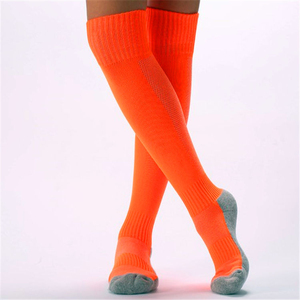 Calcetines deportivos hasta la rodilla, color azul sólido, transpirables, de spandex y poliéster, para adultos, de verano, personalizables, para fútbol, para hombre. - Product Image 4