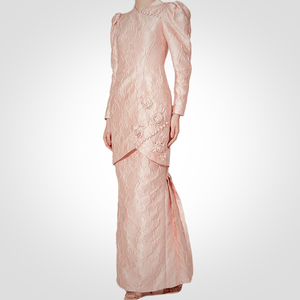 ชุดสตรีชาวมุสลิมมาเลเซีย แบรนด์ Baju Kurung SIPO รุ่นใหม่ สำหรับเทศกาลอีด ปี 2024  ชุดกุรุงทันสมัยประดับด้วยดอกกุหลาบและของตกแต่ง - Product Image 1