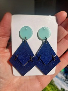 Pendientes de Resina de Textura Suave, Pendientes de Resina de Superficie Fina, Pendientes de Resina con Acabado Sólido, Artículo de Resina para Uso en Fábrica y Venta al por Mayor Personalizada - Product Image 4