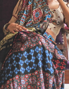 Sari en soie mélangée noir à imprimé numérique pour femme KV, avec chemisier non cousu, réversible et infroissable, idéal pour les occasions de mariage - Product Image 3
