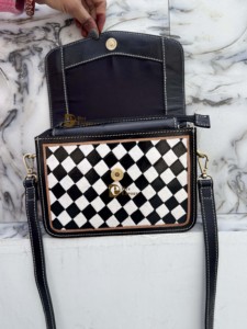 Bolso Bandolera de Piel Genuina DEV EXPORT con Solapa, Diseño Floral y Patrón a Cuadros para Mujer - Product Image 4