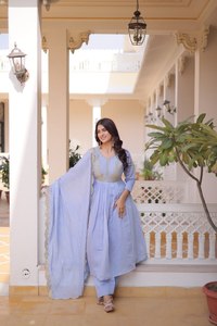 Conjunto de traje festivo de tres piezas para mujer: Kurta acampanada de seda con cuentas Chanderi, pantalones de seda con ribetes de encaje y dupatta con cuello en V. - Product Image 1