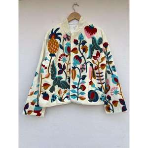 เสื้อแจ็คเก็ตกำมะหยี่ปักลายดอกไม้สีงาช้างพรีเมียม คอตั้ง แขนยาว สไตล์พรีเรียชิค เสื้อคลุมฤดูหนาวสำหรับผู้หญิง - Product Image 1