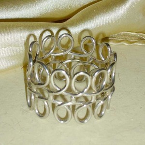 Elegant Silver Wire Swirl Napkin <b>Rings</b> For Modern Dining Table Decor Vintage Style Interlocking <b>Circle</b> Metal Napkin Holder - Product Image 1