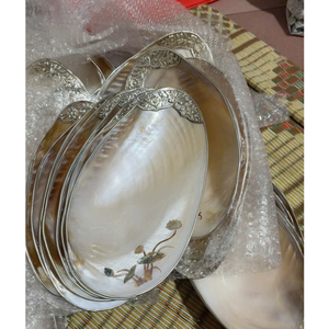 จานตกแต่งเปลือกหอยมุกธรรมชาติขนาด 30 ซม. - ลวดลายดอกไม้สุดหรู - งานฝีมือเวียดนามระดับไฮเอนด์สำหรับบ้านและโรงแรม - Product Image 1