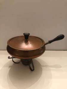 Recipiente para calentar comida de cobre de primera calidad con tapa de acabado martillado y base resistente para exhibición en restaurantes, hoteles y buffets. - Product Image 5