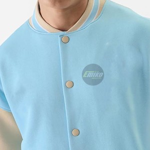 Chaqueta Varsity para Hombre, Color Azul Claro, con Bloques de Color, Estilo Béisbol, Cuello Alto, Cierre de Botón, para Otoño - Product Image 4