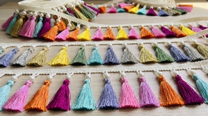 Bordure en dentelle multicolore vibrante avec pompons et perles pour rideaux, ameublement et textiles décoratifs - Product Image 5