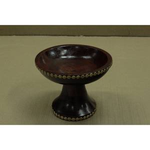 El tazón de madera rústico que sirve como plato de presentación aporta un toque de herencia que la vajilla moderna no puede sustituir. - Product Image 4