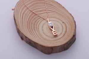 Colgante minimalista con letra de amor en plata de ley 925 maciza para mujer - Product Image 4