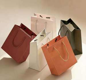 Sacs cadeaux en papier coloré sur mesure avec poignées, personnalisables avec logos personnalisés, pour l'emballage. - Product Image 3