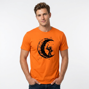 Camiseta naranja de manga corta para hombre con estampado de luna y astronauta, estilo casual, cuello redondo, corte ajustado. - Product Image 2