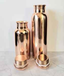 Botella de cobre dorado: Una declaración clásica de bienestar y diseño artístico para espacios premium - Product Image 3