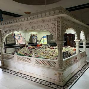 Estructura de Mausoleo Moderna Islámica de Mármol Blanco, Tallada a Mano, Duradera y Personalizable, para Montaje en Techo - Product Image 2