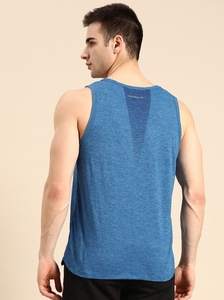 เสื้อกล้ามผู้ชายสีน้ำเงินล้วน ผ้าฝ้าย คอกลม แขนกุด สวมใส่สบาย ระบายอากาศได้ดี ผ้าถัก - Product Image 2