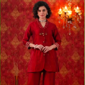 Conjunto de Chaqueta Roja con Detalles Brillantes - Product Image 1