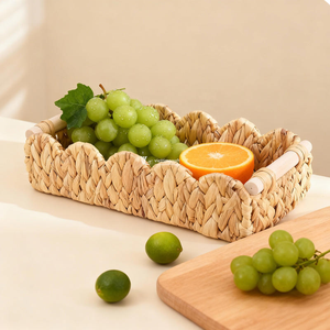 Cesta rectangular tejida de jacinto de agua con borde festoneado y asas de madera para frutas, pan y organizador de tocador - Product Image 3