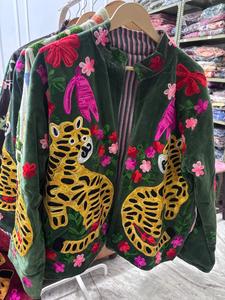 Chaqueta Hecha a Mano Estilo Boho, Corta, para Verano, Otoño e Invierno, de Algodón Verde, con Terciopelo, Bordado Suzani, Cuello Mandarín Reversible - Product Image 4