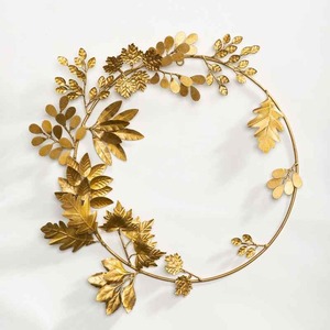 Elegante Corona de Hojas Mixtas en Metal Dorado con Follaje Detallado, Perfecta para Decoración de Pared en Otoño, Acción de Gracias o Festividades - Product Image 1