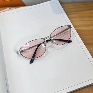 Gafas de ojo de gato retro de metal de alta calidad para mujer, montura lisa, estilo coreano, espejo plano, de gran valor y tendencia. - Product Image 2