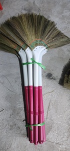 Balai à herbe d'intérieur de 40 pouces avec manche en bambou pour le nettoyage des sols - Outil de balayage artisanal unique - Product Image 5