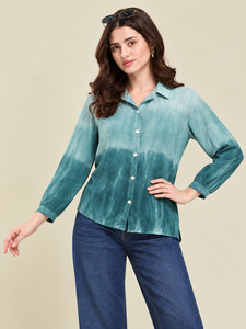 Camisa de mujer con botones y cuello extendido, de manga larga, con estampado tie-dye en color verde azulado, estilo casual. - Product Image 1